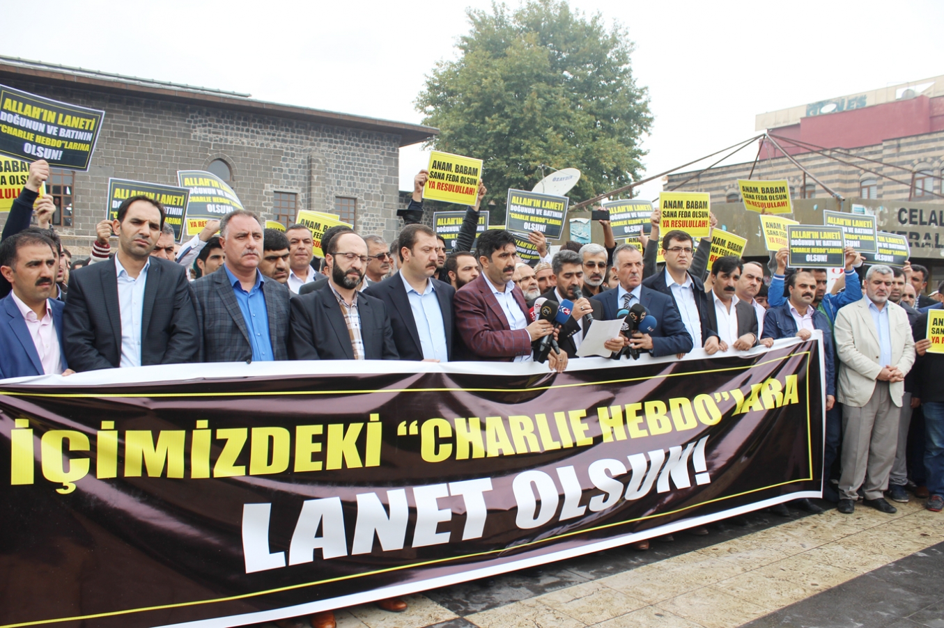 Diyarbakır halkından çirkin afişlere sert tepki Diyarbakır halkından çirkin afişlere sert tepki